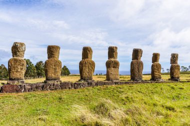 Paskalya Adası, Şili'deki Ahu Akivi sitesi