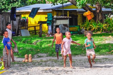 Çocuklar Mana Island, Fiji yerel bir köyde
