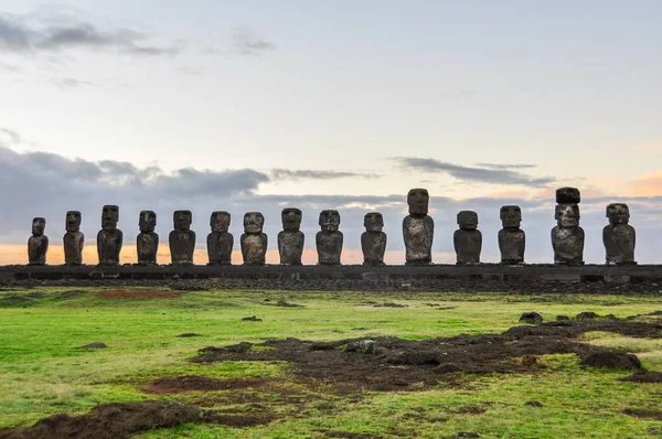 Wschód Słońca w Ahu Tongariki, Easter Island, Chile — Zdjęcie stockowe