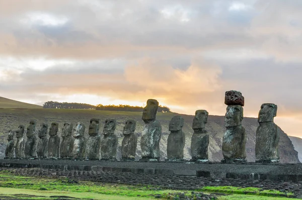 Wschód Słońca w Ahu Tongariki, Easter Island, Chile — Zdjęcie stockowe