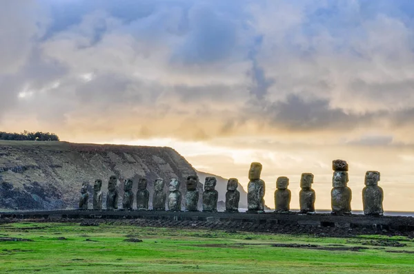 Wschód Słońca w Ahu Tongariki, Easter Island, Chile — Zdjęcie stockowe