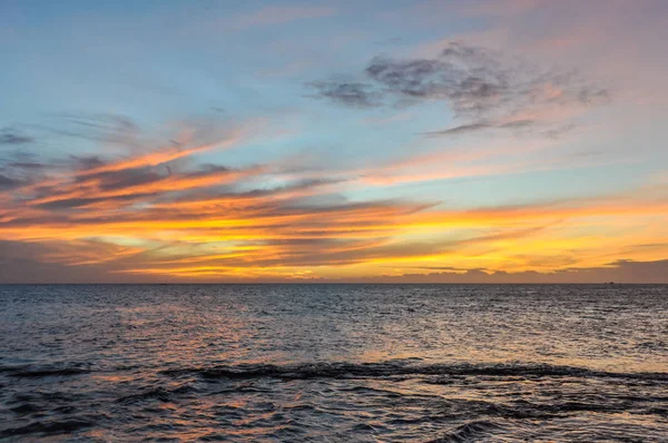 Tramonto sull'isola di Mana nelle Figi — Foto Stock