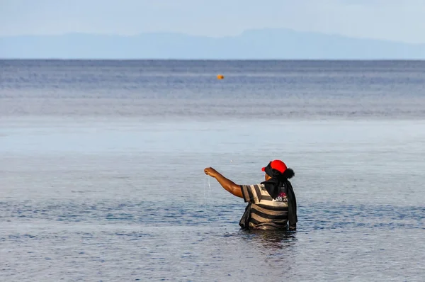Mujer local de pesca en la isla de Mana — Foto de Stock