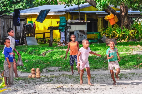 Çocuklar Mana Island, Fiji yerel bir köyde