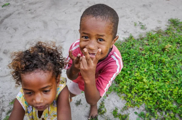 Gyerekek a helyi falu Mana Island, Fidzsi-szigetek — Stock Fotó