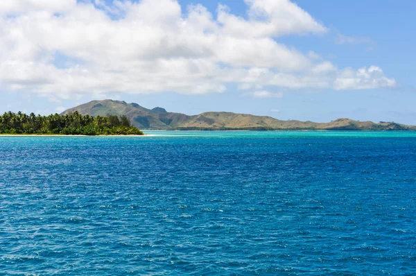 Kleurrijke water nabij Nacula Island in Fiji — Stockfoto