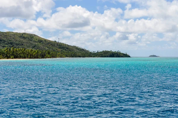 Acqua colorata vicino all'isola di Nacula nelle Fiji — Foto Stock