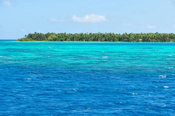 Das türkisfarbene Wasser in der Nähe der Gondel-Insel in Fidschi — Stockfoto
