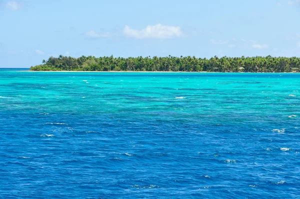 L'acqua turchese vicino all'isola di Nacula nelle Figi — Foto Stock