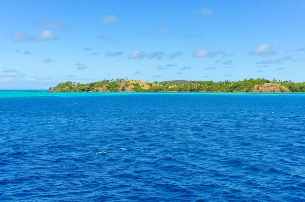 L'eau turquoise près de l'île de Nacula aux Fidji — Photo