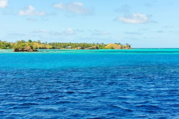 Das türkisfarbene Wasser in der Nähe der Gondel-Insel in Fidschi — Stockfoto