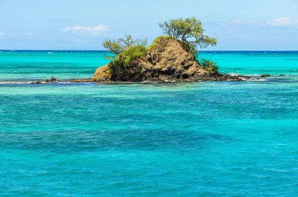 Pequeña isla cerca de la isla de Nacula en Fiji — Foto de Stock
