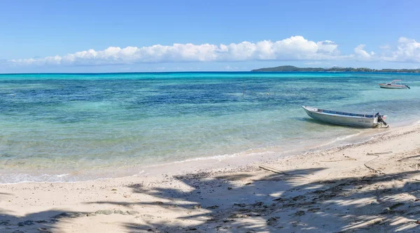 ÎLE DE NACULA, FIDJI - 24 AOÛT 2012 : Bateau sur la plage de l'île de Nacula aux Fidji — Photo