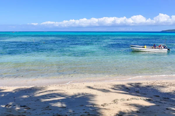Barco en la playa en la isla de Nacula en Fiji — Foto de Stock