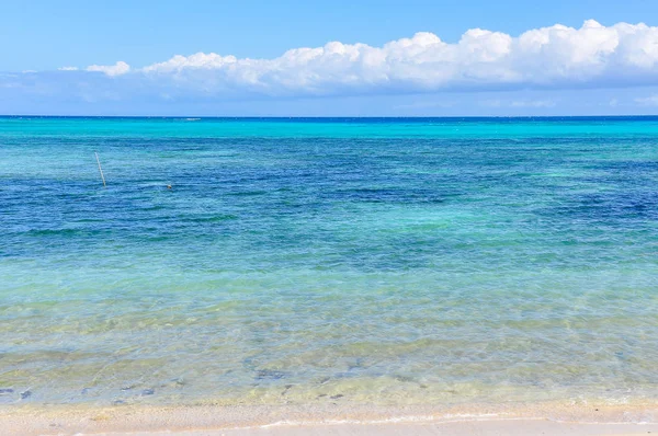 Mar colorido en la isla de Nacula en Fiji — Foto de Stock