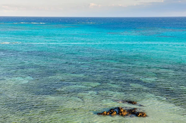 Vue sur la mer depuis le point de vue sur l'île de Nacula aux Fidji — Photo