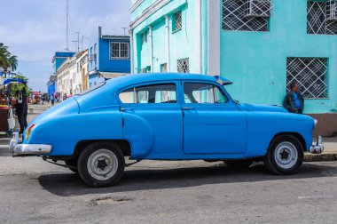 Cienfuegos, Cuba - 22 Mart 2016: Oldshcool otomobil Cienfuegos, Küba