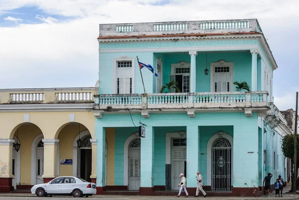 Edifício colonial em José Marti Park em Cienfuegos, Cuba — Fotografia de Stock