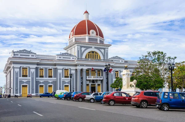 Hôtel de Ville dans le Parc Jose Marti à Cienfuegos, Cuba — Photo