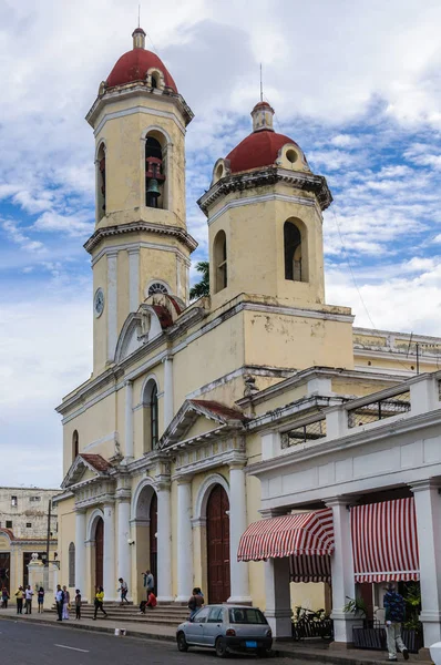 La Catedral en el Parque José Martí en Cienfuegos, Cuba — Foto de Stock