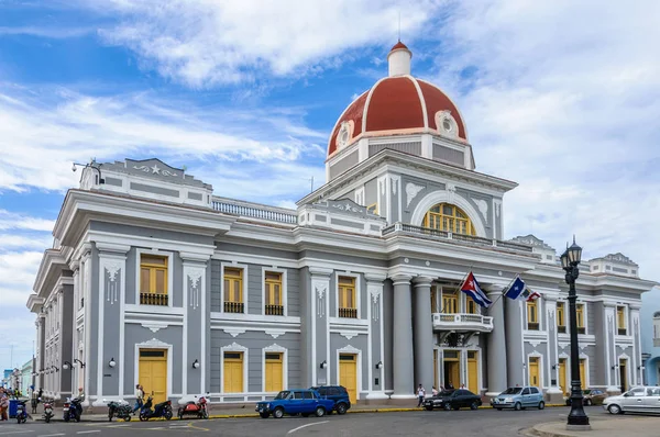 Hôtel de Ville dans le Parc Jose Marti à Cienfuegos, Cuba — Photo