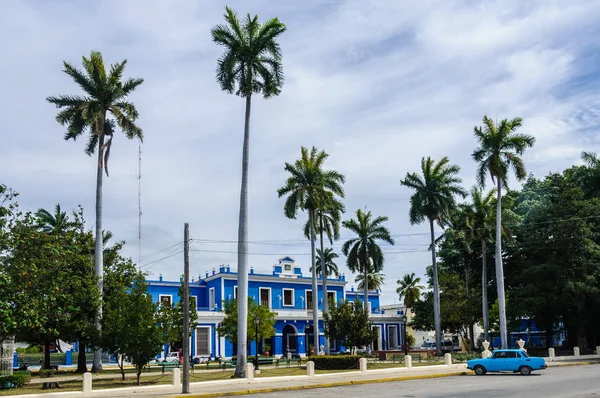 Edifício colonial azul em Cienfuegos, Cuba — Fotografia de Stock