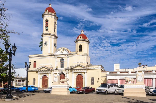 A Catedral em Jose Marti Park em Cienfuegos, Cuba — Fotografia de Stock