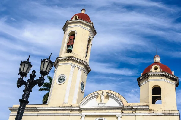 La Catedral en el Parque José Martí en Cienfuegos, Cuba —  Fotos de Stock