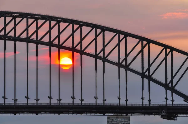 Coucher de soleil au Harbour Bridge à Sydney, Australie — Photo