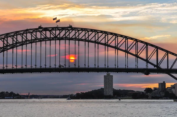 Coucher de soleil au Harbour Bridge à Sydney, Australie — Photo