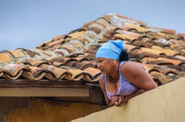 Trinidad, Küba'da izlerken kadın