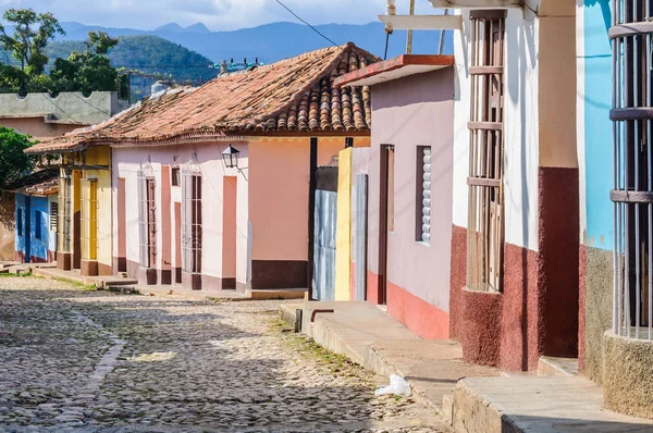 Casas coloridas em Guantánamo, Cuba — Fotografia de Stock