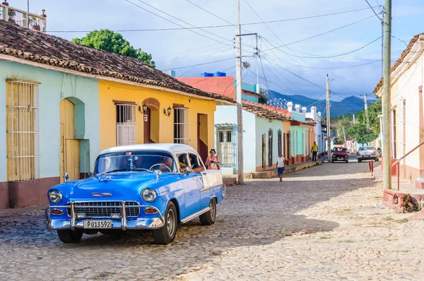 Oldtimer framför färgglada hus i Trinidad, Kuba — Stockfoto