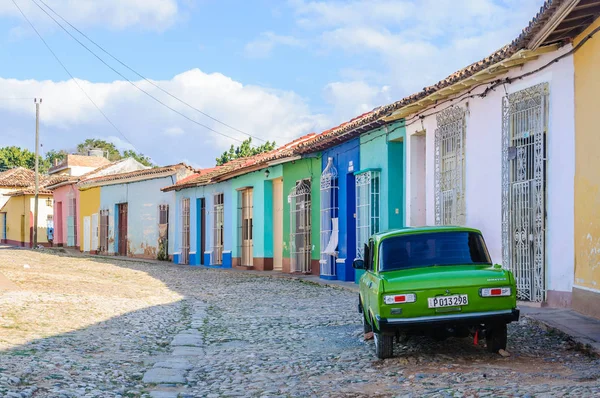 Oldtimer przed kolorowe domy w Trinidad, Kuba — Zdjęcie stockowe