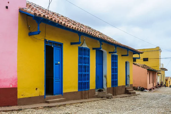 Жовтий будинок з blue вікна у Трінідад — стокове фото