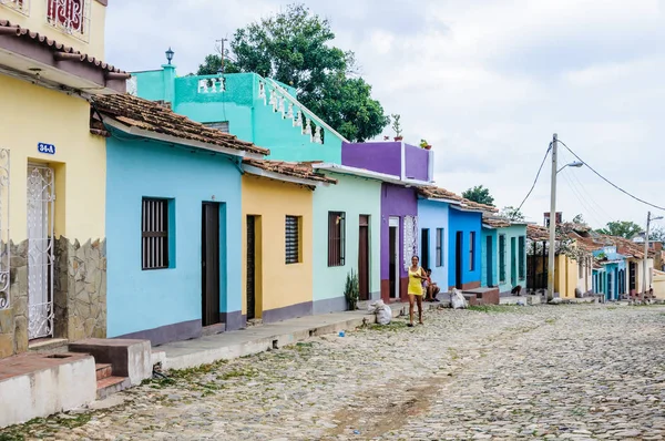 Chica caminando en el casco antiguo de Trinidad, Cuba — Foto de Stock