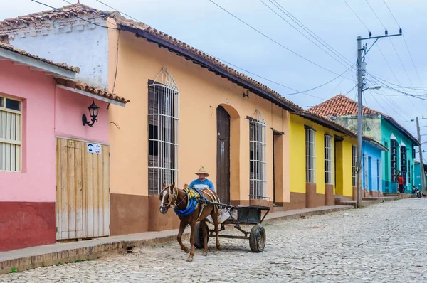 Man rijden een paard en wagen in Trinidad, Cuba — Stockfoto