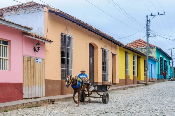 Homem montando uma carruagem de cavalo em Trinidad, Cuba — Fotografia de Stock