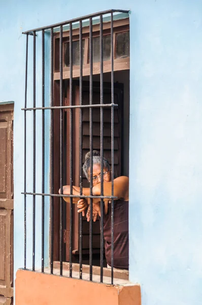 Senhora local na janela em Trinidad, Cuba — Fotografia de Stock