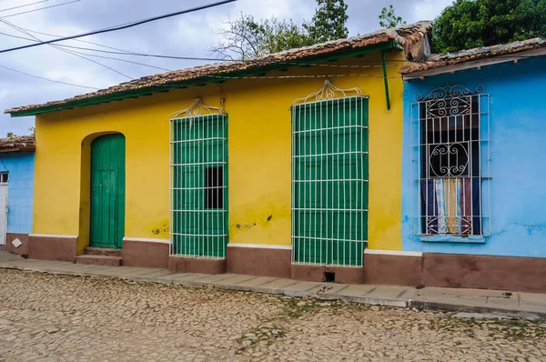 Casa amarilla con puertas y ventanas verdes en Trinidad, Cuba —  Fotos de Stock