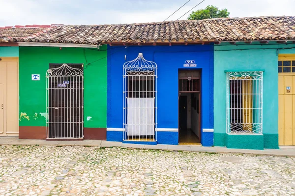 Casas coloridas em Guantánamo, Cuba — Fotografia de Stock