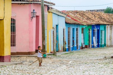 Trinidad, Küba'da sokakta oynayan yerel çocuk