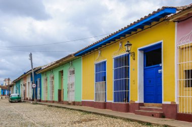 Mavi kapı ve pencereler Trinidad, Küba ile sarı ev
