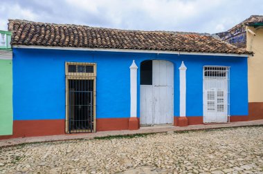 Trinidad, Küba'da beyaz pencereli mavi ev