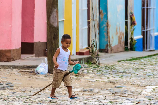 Criança local brincando na rua em Trinidad, Cuba — Fotografia de Stock