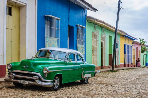 Зелений oldsmobile у Трінідад — стокове фото