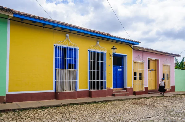 Casa amarilla con puerta y ventanas azules en Trinidad, Cuba —  Fotos de Stock
