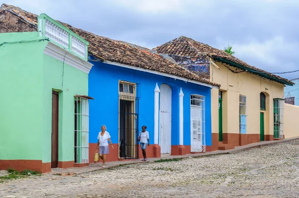 Casa azul con ventanas blancas en Trinidad, Cuba —  Fotos de Stock