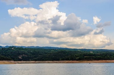Gün batımında, Sau rezervuar, İspanya bulut