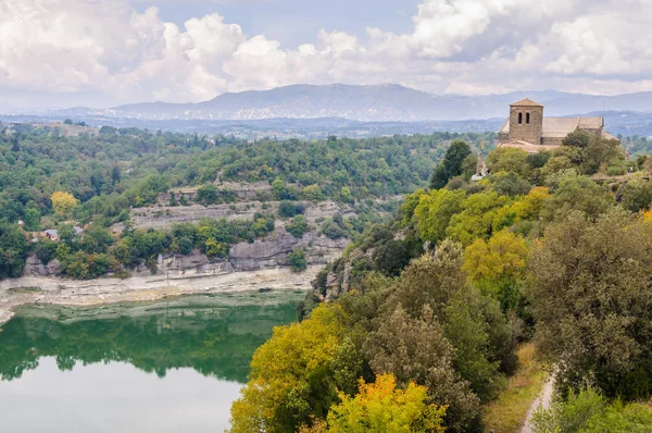 Klášter Sant Pere de Casseres a Sau nádrž, Španělsko — Stock fotografie